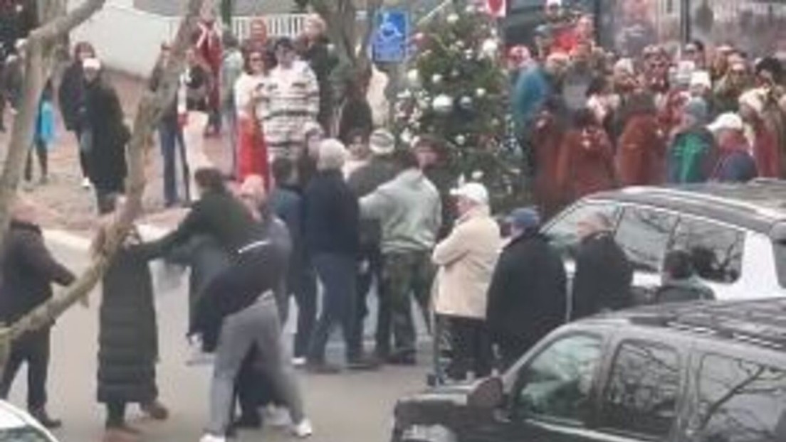 VIDEO: Estalla una salvaje pelea callejera durante una lujosa celebración navideña