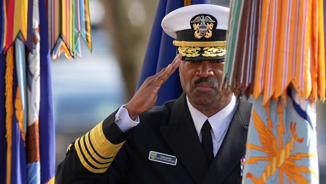 Se retira el jefe del Comando Sur que supervisaba los ataques de EE.UU. en el Caribe