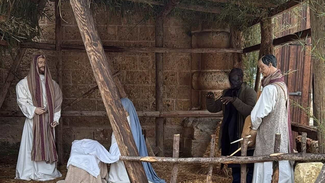 El 'pastor' que sobra: delincuente buscado por la Justicia intenta camuflarse como estatua en un pesebre