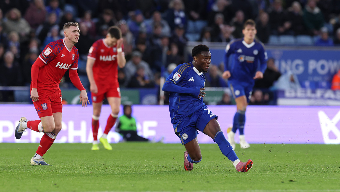 VIDEO: Futbolista anota un gol fantástico desde su propio campo VIDEO: Futbolista anota un gol fantástico desde su propio campo