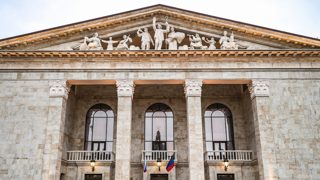 "Un cuento de hadas": El teatro histórico de Mariúpol vuelve a abrir sus puertas