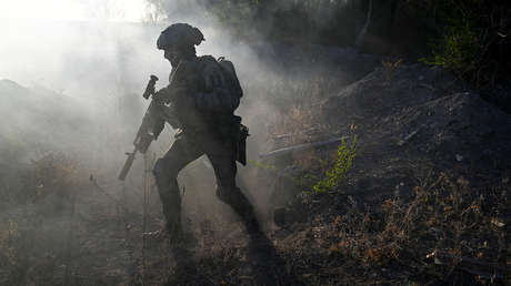 Soldado ruso herido carga 30 kilómetros a mujer paralizada