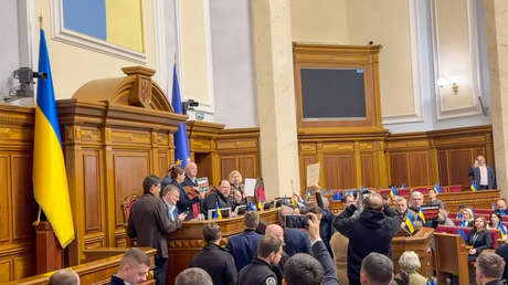 VIDEO: Bloquean la tribuna del Parlamento ucraniano y exigen la dimisión del Gobierno