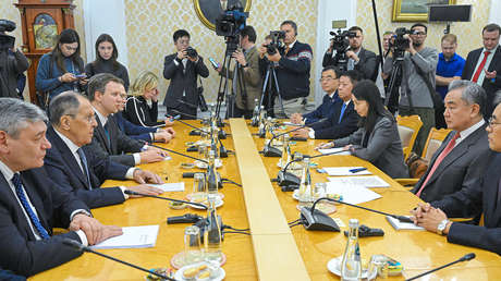 Cancilleres de Rusia y China hablan sobre la resolución del conflicto ucraniano