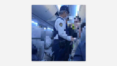 Un pasajero fuerza el regreso de un avión porque no lo acomodaron junto a su novia