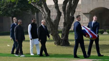 VIDEO: Putin deposita flores en el memorial de Mahatma Gandhi