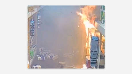 Caos festivo: empleado provoca incendio en supermercado en víspera de Acción de Gracias (VIDEO)