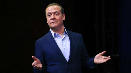 Medvédev se burla de los temores de Macron sobre traición de EE.UU. a Ucrania