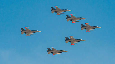 VIDEOS: Cazas F-16 llegan a Argentina y sobrevuelan Buenos Aires