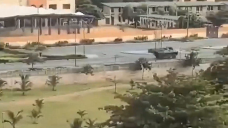 VIDEO: Blindados circulan a todo gas en medio de intento de golpe de Estado en Benín