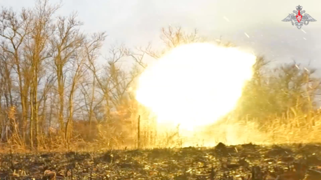 VIDEO: Tanques rusos arrasan con objetivos de las fuerzas ucranianas