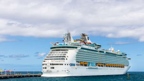 Muere en un crucero tras beber 33 tragos, amenazar a pasajeros y ser reducido; ahora su familia busca compensación