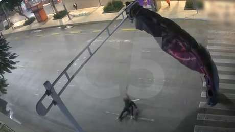 El aterrizaje no salió según lo planeado: paracaidista se engancha en un semáforo (VIDEO)