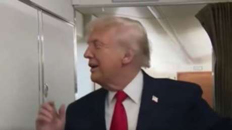"Hay alguien ahí dentro": Trump es empujado con la puerta del lavabo de su avión ante la prensa (VIDEO)
