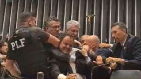 Arrancan a la fuerza a un legislador de la mesa directora de la Cámara de Diputados en Brasil (VIDEO)