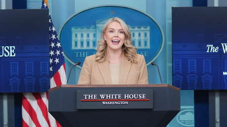 "Sus labios son una pequeña ametralladora": Trump elogia a su portavoz