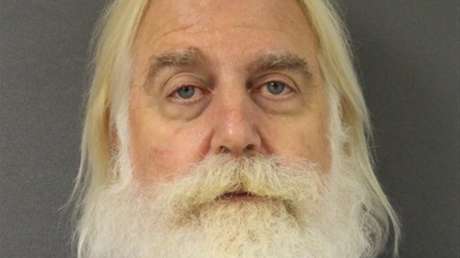 Arrestan a un 'Papá Noel' exmaestro de primaria por pornografía infantil