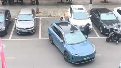 VIDEO: Vehículo se estaciona solo y deja en 'shock' a mujer que trataba de impedirlo