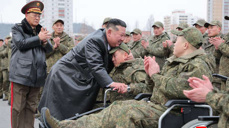 Emotivas fotos: Kim Jong-un da la bienvenida con cálidos abrazos a soldados de la RPDC que regresaron de Kursk