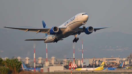 Un Boeing 777 sufre una falla de motor durante el despegue (VIDEO)