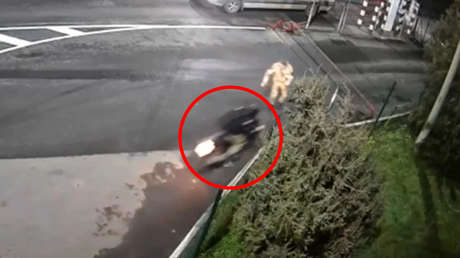 Escape al límite: ucraniano intenta embestir el control fronterizo en moto y termina así (VIDEO)