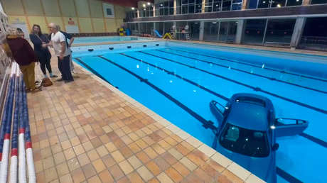VIDEO: Coche termina en una piscina por un error de la conductora