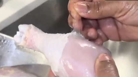 Graba 'pollo impreso en 3D' y enciende polémica sobre la calidad de la carne en EE.UU. (VIDEO)