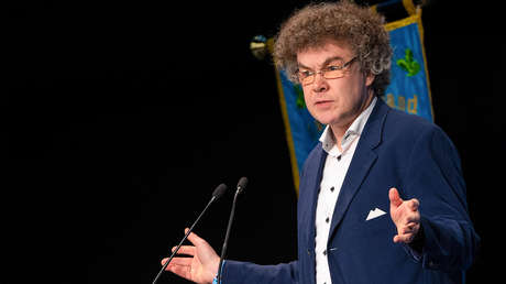 Diputado alemán es acusado de hacer el saludo nazi