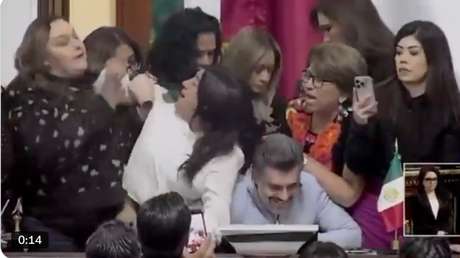 VIDEO: Entre jaloneos, golpes y gritos se enardece una sesión del Congreso de la Ciudad de México