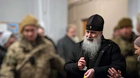 VIDEO: Agentes llevan esposado a un metropolita enfermo en Ucrania