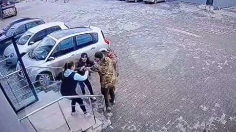 Mujeres plantan cara a reclutadores ucranianos y rescatan a un joven (VIDEO)