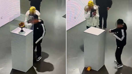 VIDEO: Niño bota al suelo por accidente una corona de oro de gran valor