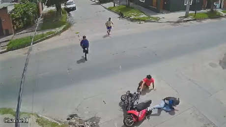 VIDEO: Roban a una mujer, se caen de la moto y acaban apaleados por los vecinos