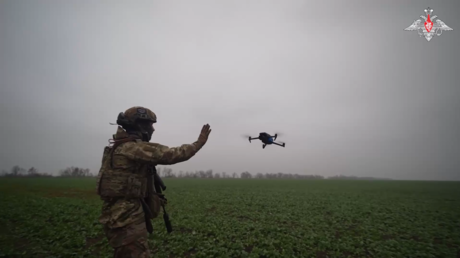 Trabajo en equipo: así se coordinan drones y artillería rusos en la zona de la operación especial (VIDEO)