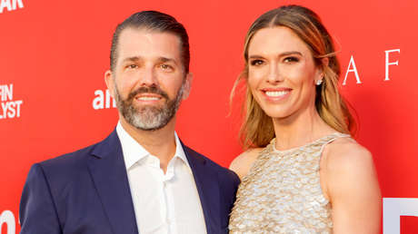 Hijo mayor de Donald Trump se compromete con una 'influencer' estadounidense