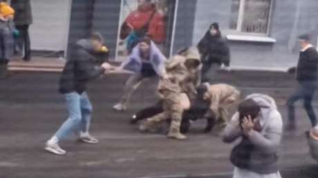 VIDEO: Pelea masiva entre reclutadores forzosos y civiles en una ciudad ucraniana