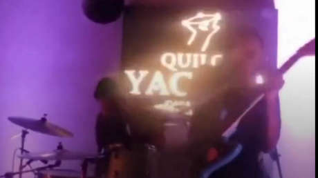 VIDEO: Cantante sufre descarga eléctrica en pleno concierto en Lima