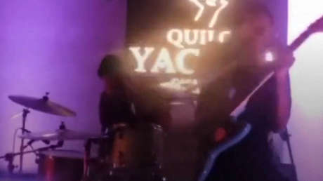 VIDEO: Cantante sufre descarga eléctrica en pleno concierto en Lima