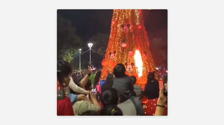 VIDEO: El encendido de un árbol de Navidad en México casi termina en tragedia