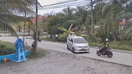 VIDEO: Motociclista sale volando tras chocar con un auto