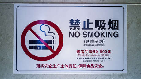 Cabinas transparentes: el método que emplean en China para combatir a los fumadores en baños