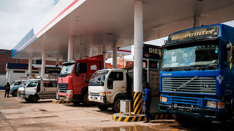 Bolivia decreta un histórico aumento al diésel como parte de la "sanación nacional"