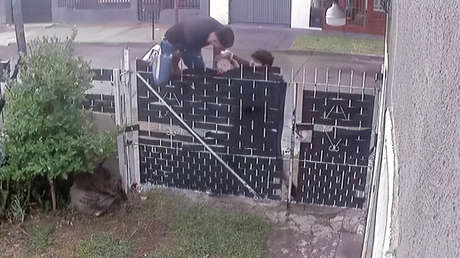 VIDEO: Intentan robarle, tira su móvil a una casa vecina y se enfrenta al ladrón