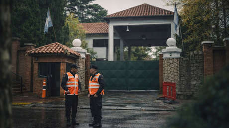 Hallan a un custodio muerto en la residencia de Milei