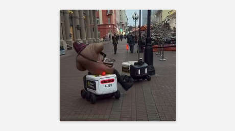 VIDEO: 'Rebelión' de robots de reparto en Moscú