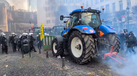 VIDEO: Granjeros protestantes en tractores y cargan contra la policía antidisturbios en Bruselas