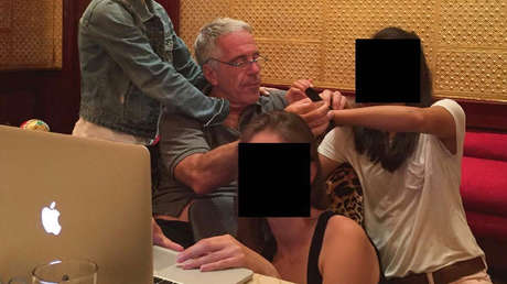 Bill Gates aparece con chicas desconocidas en nuevas fotos publicadas del caso Epstein