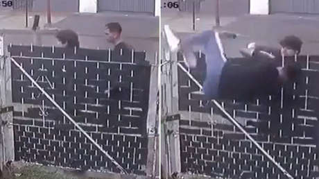 VIDEO: Lanza su celular a casa de un vecino para evitar robo y termina a golpes con el delincuente