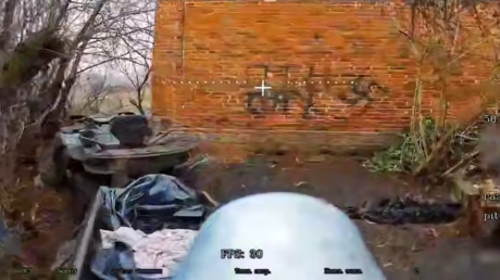 VIDEO: Dron ruso destruye un quad ucraniano junto al grafiti de una esvástica