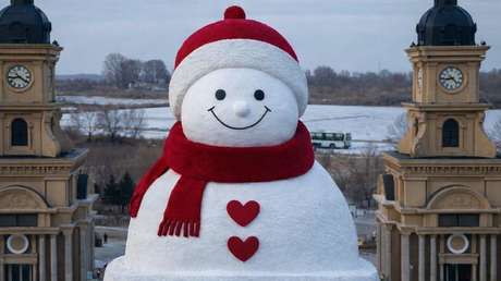 VIDEOS: Un muñeco de nieve chino del tamaño de un edificio conquista las redes